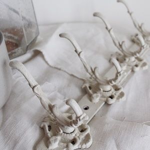 (Set 1 of 2) Chic Cream Metal Wall Hooks